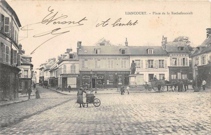 Carte postale ancienne Liancourt Place De La Rochefoucault à Liancourt