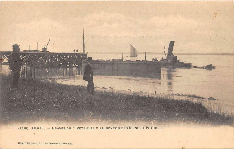 Carte postale ancienne Blaye Epaves Du Petrolea Au Ponton Des Usines A Petrole (dos non divisé) à Blaye