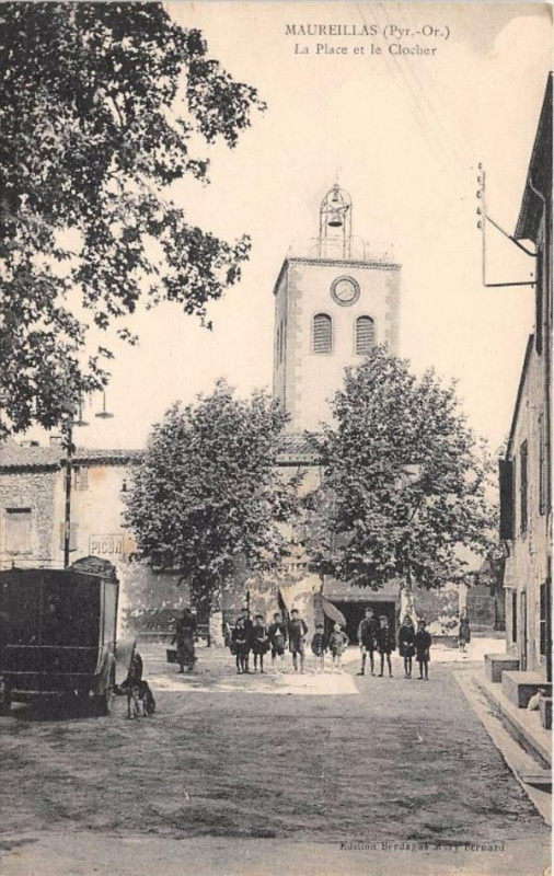 Carte postale ancienne Maureillas La Place Et Le Clocher à Ur