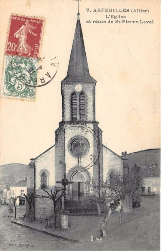 Carte postale ancienne Arfeuilles Eglise Et Route De Saint Pierre Laval à Arfeuilles