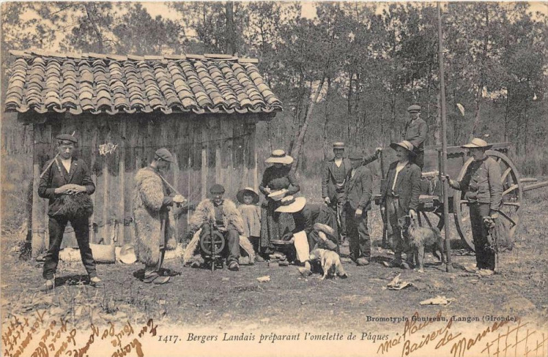 Carte postale ancienne Bergers Landais Preparant L'Omelette De Paques