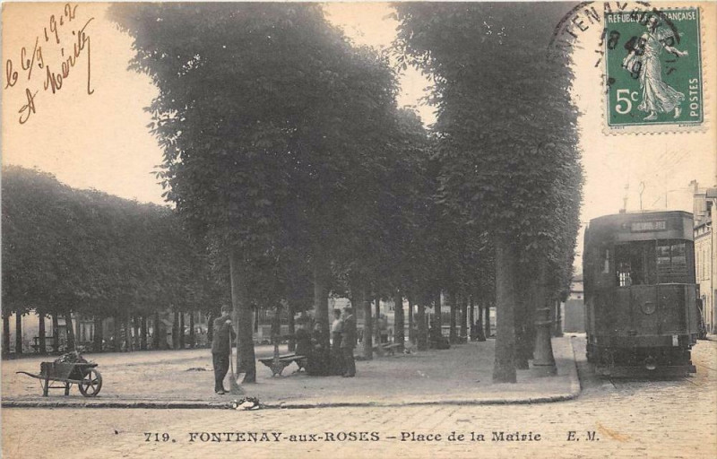Carte postale ancienne Fontenay Aux Roses Place De La Mairie à Fontenay-aux-Roses