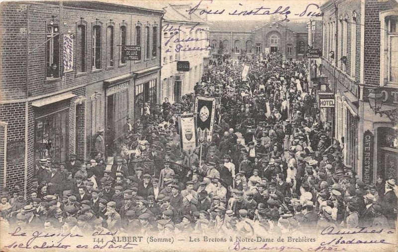 Carte postale ancienne Albert Les Bretons A Notre Dame De Brebieres