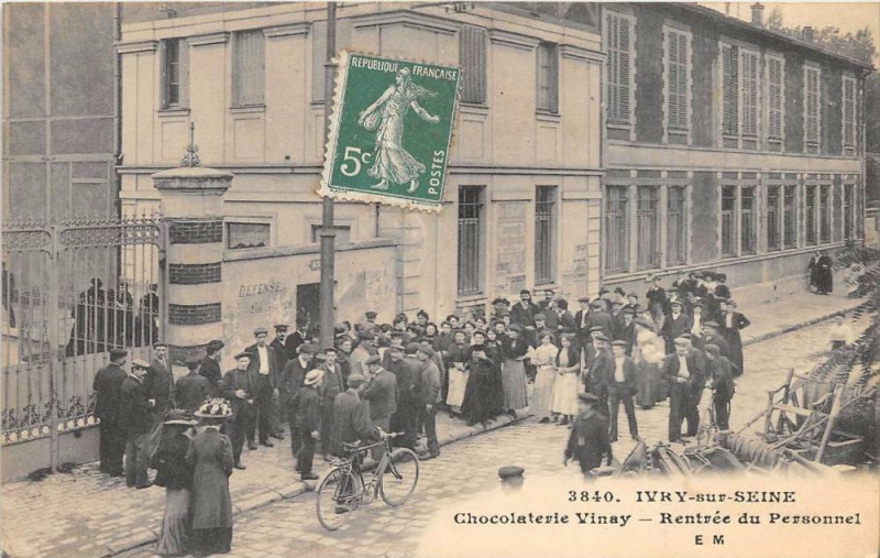 Carte postale ancienne Ivry Sur Seine Chocolaterie Vinay Rentree Du Personnel à Ivry-sur-Seine