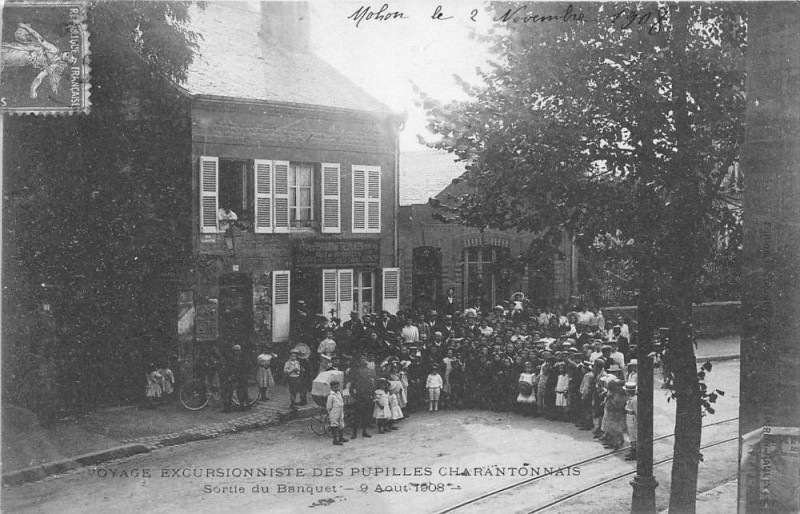 Carte postale ancienne Voyage Excursionniste Des Pupilles Charantonnais Sortie Du Banquet 9 Aout