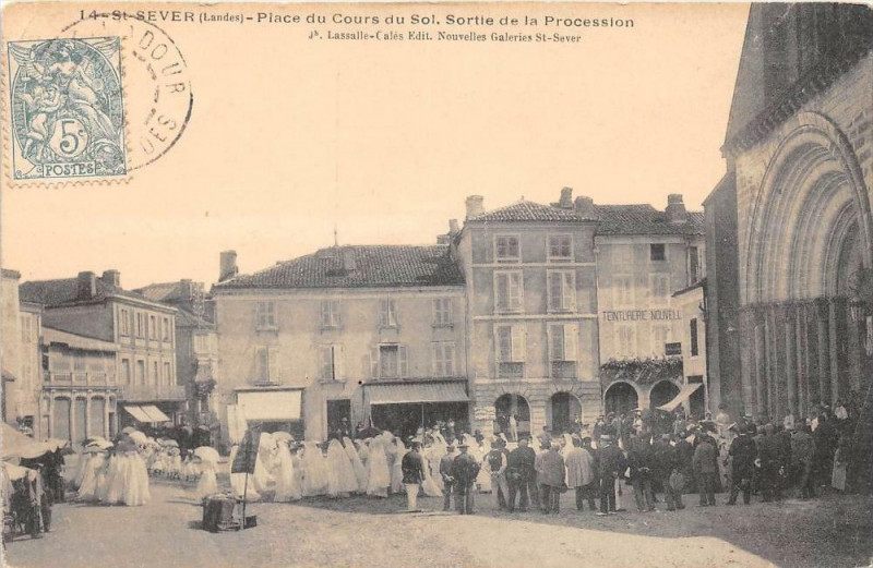 Carte postale ancienne Saint Sever Place Du Cours Du Sol Sortie De La Procession (pas courante à Saint-Sever