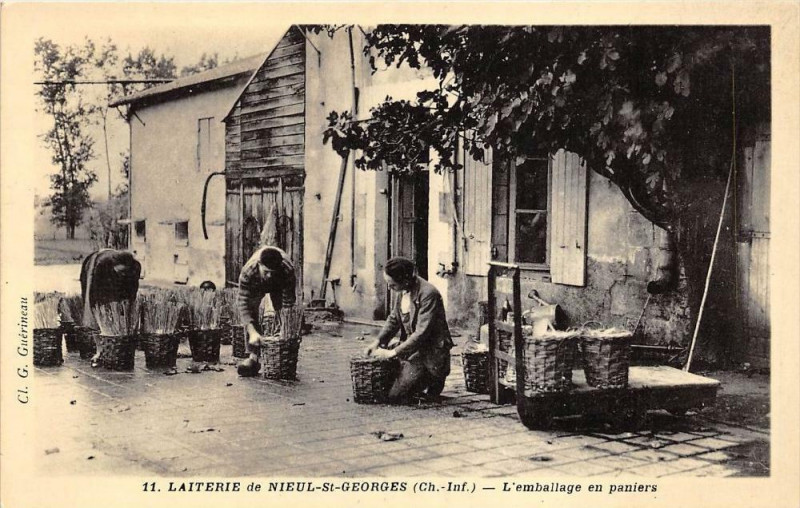 Carte postale ancienne Laiterie De Nieul Saint-Georges L'Emballage En Paniers
