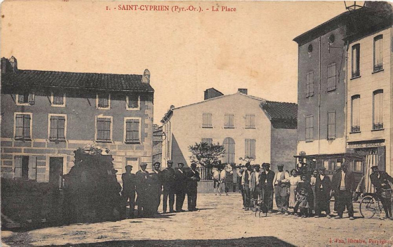 Carte postale ancienne Saint Cyprien La Place à Saint-Cyprien