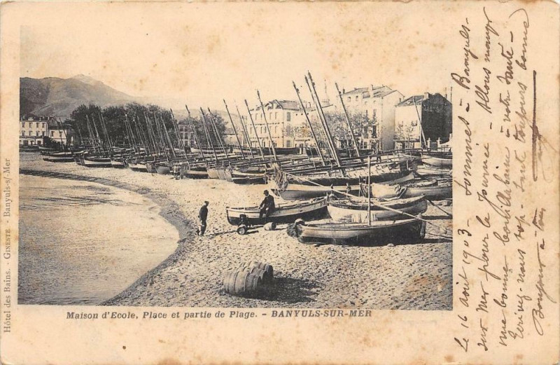 Carte postale ancienne Banyuls Sur Mer Maison D'Ecole Place Et Partie De La Plage (dos non divis à Banyuls-sur-Mer