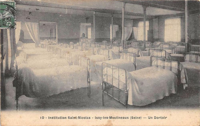 Carte postale ancienne Institution Saint Nicolas Issy Les Moulineaux Un Dortoir (cliché pas cour à Issy-les-Moulineaux