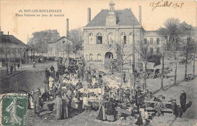 Carte postale ancienne Place Voltaire un jour de marché à Issy-les-Moulineaux