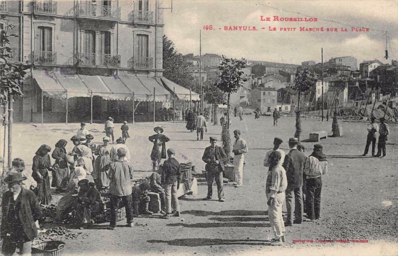 Carte postale ancienne Banyuls Le Petit Marche Sur La Place à Ur