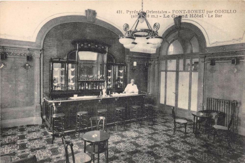 Carte postale ancienne Font Romeu Par Odeillo Le Grand Hotel Le Bar à Llo