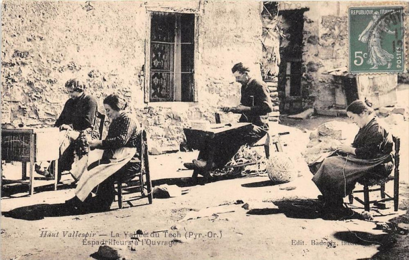Carte postale ancienne Haut Vallespir La Vallee Du Tech Espadrilleurs A L'Ouvrage (Vieux Metiers à Ur