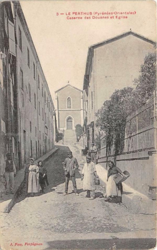 Carte postale ancienne Le Perthus Caserne Des Douanes Et Eglise au Perthus