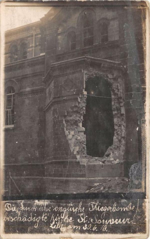 Carte postale ancienne Lille Carte Photo Allemande Die Church Englische Fliegerbombe Saint Sauve à Lille