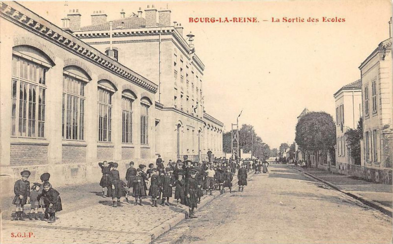 Carte postale ancienne Bourg La Reine La Sortie Des Ecoles à Bourg-la-Reine