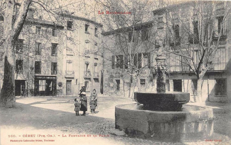 Carte postale ancienne Ceret La Fontaine Et La Place à Céret