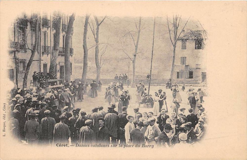 Carte postale ancienne Ceret Danse Catalane Sur La Place Du Barry (dos non divisé) à Céret