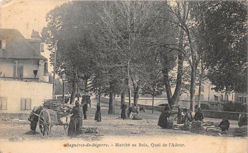 Carte postale ancienne Bagneres De Bigorre Marche Au Bois Quai De L'Adour (dos non divisé)