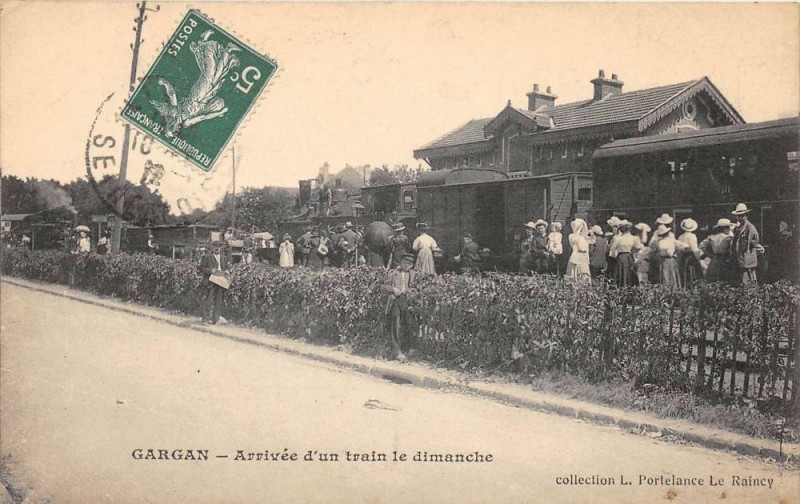 Carte postale ancienne Gargan Arrivee D'Un Train Le Dimanche
