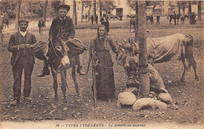 Carte postale ancienne Types Pyreneens La Famille Au Marche à Ens