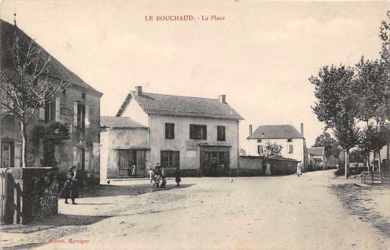 Carte postale ancienne Le Bouchaud La Place au Bouchaud