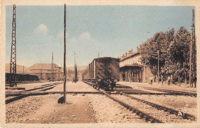 Carte postale ancienne Severac Le Chateau Severac Gare Et La Sous Station (Train En Gare
