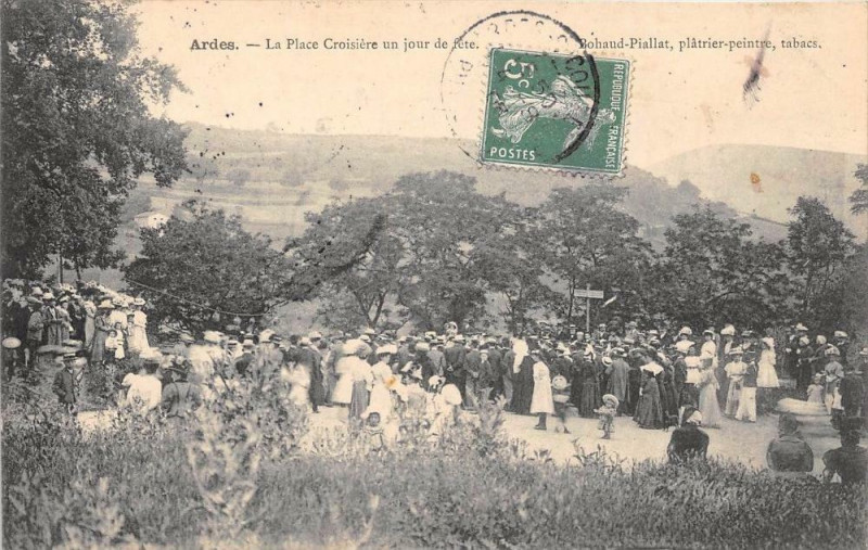 Carte postale ancienne Ardes Sur Couze La Place Croisiere Un Jour De Fete (cliché rare à Ardes