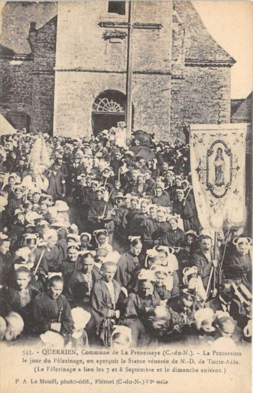 Carte postale ancienne Querrien La Procession Le Jour Du Pelerinage
