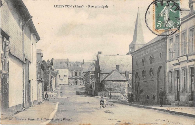 Carte postale ancienne Aubenton Rue Principale à Aubenton
