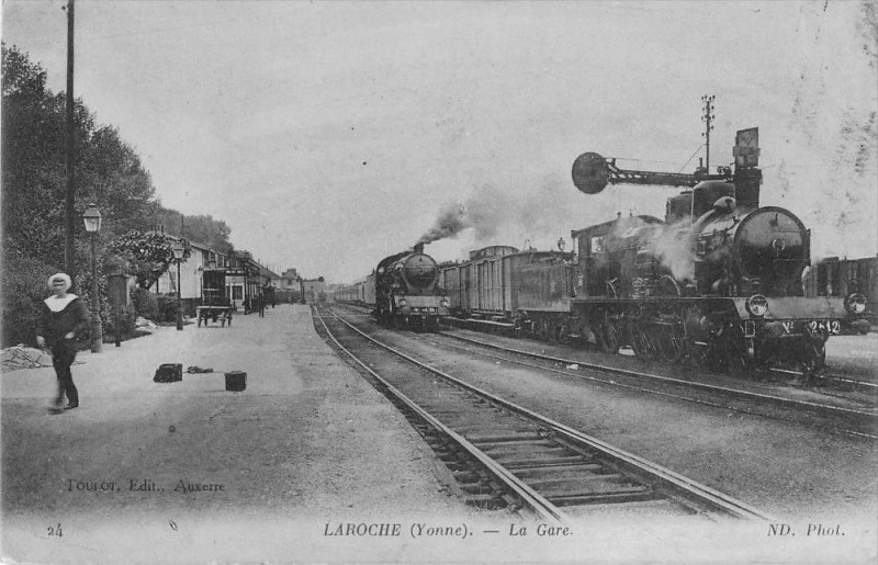 Carte postale ancienne Laroche La Gare (Train