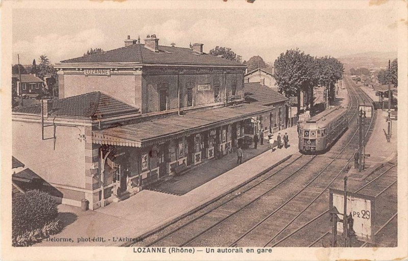 Carte postale ancienne Lozanne Un Autorail En Gare (cliché pas courant à Lozanne