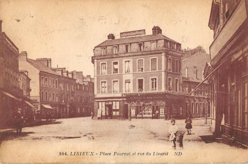Carte postale ancienne Lisieux Place Fournet Et Rue De Livarot (cpa pas courante à Lisieux