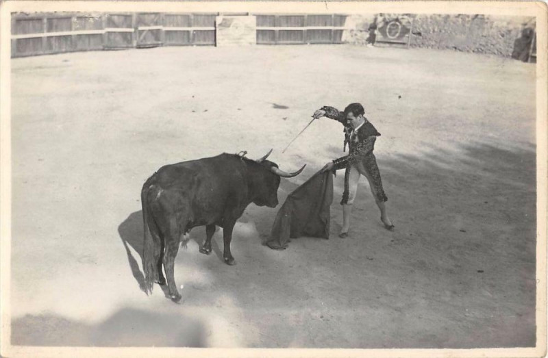 Carte postale ancienne Carte Photo Figurant Une Scene De Corrida Situee Au Verso Photographe Pho à Ur