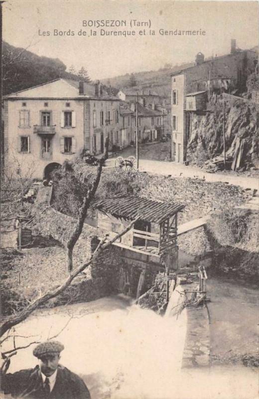 Carte postale ancienne Boissezon Les Bords De La Dordogne Et La Gendarmerie à Boissezon