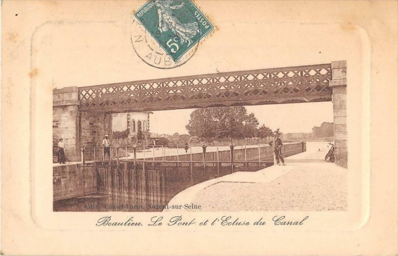 Carte postale ancienne Beaulieu Le Pont Et L'Ecluse Du Canal (cliché rare