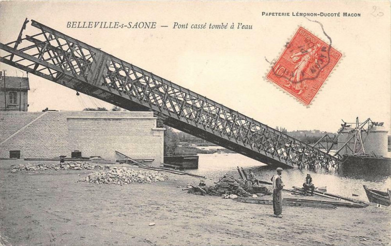 Carte postale ancienne Belleville Sur Saone Pont Casse Tombe A L'Eau