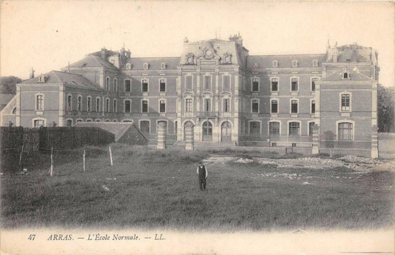 Carte postale ancienne Arras L'Ecole Normale à Arras