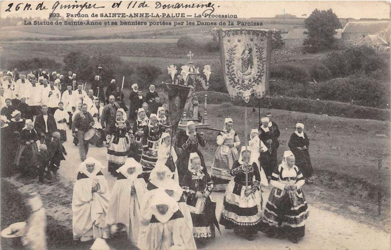 Carte postale ancienne Pardon De Sainte-Anne La Palue Procession Statue De Sainte-Anne