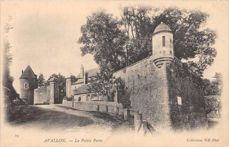 Carte postale ancienne Avallon La Petite Porte à Avallon