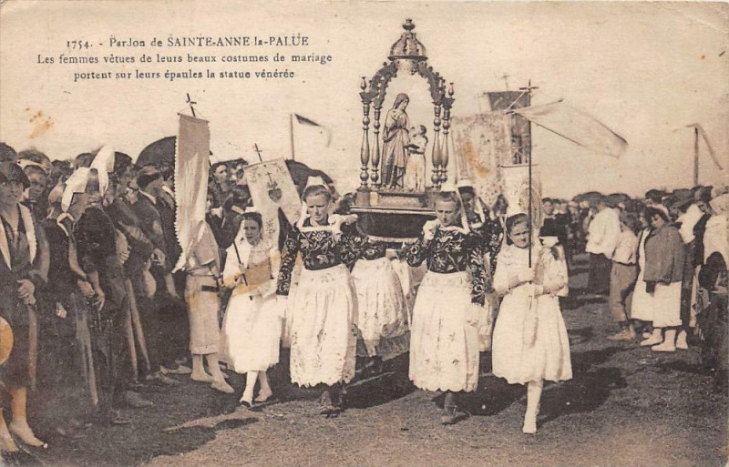 Carte postale ancienne Pardon De Sainte-Anne La Palue Les Femmes Vetues De Leurs Beaux Costumes De
