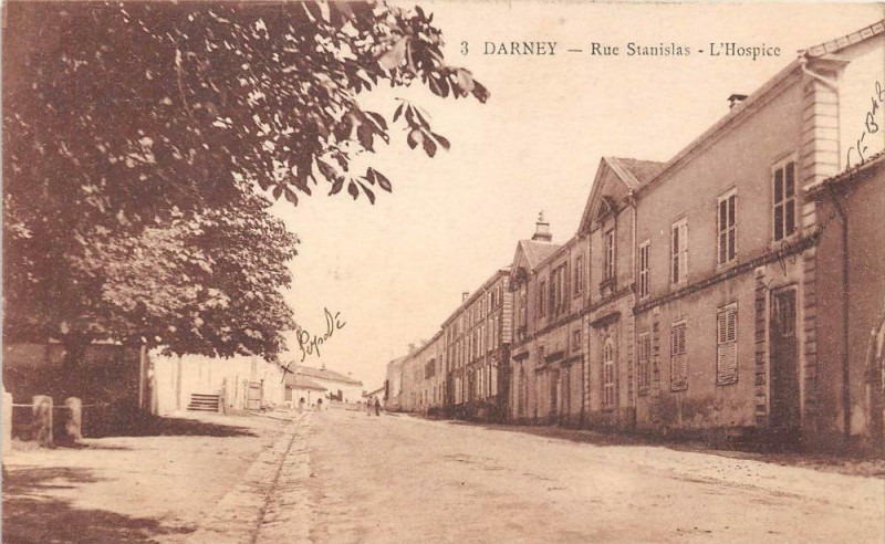 Carte postale ancienne Darney Rue Stanislas L'Hospice à Darney