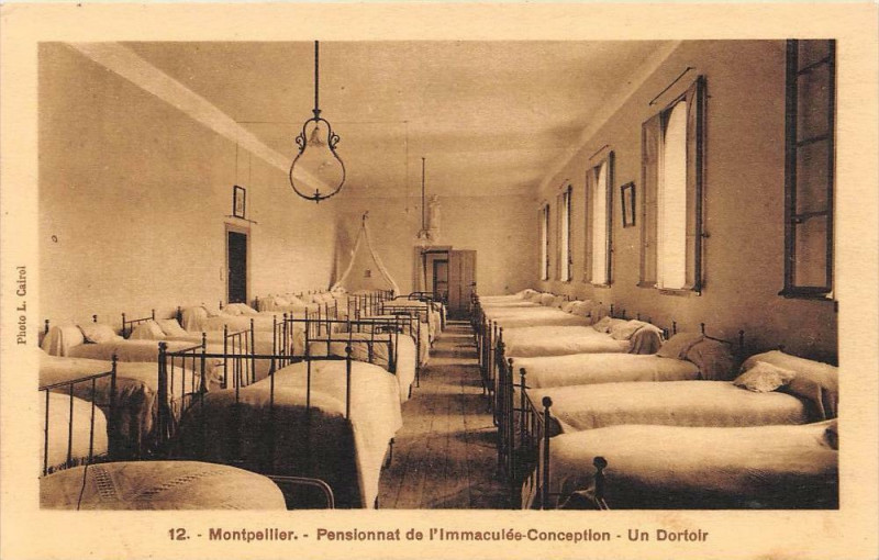 Carte postale ancienne Montpellier Pensionnat De L'Immaculee Conception Un Dortoir à Montpellier