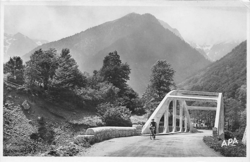 Carte postale ancienne Luchon Pont De Ravi