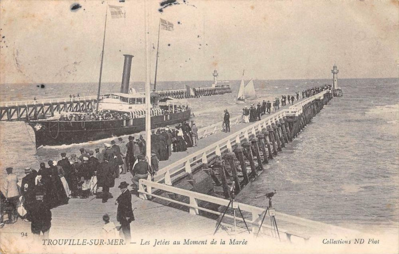 Carte postale ancienne Trouville Les Jetees Au Moment De La Maree