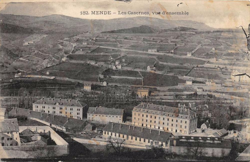 Carte postale ancienne Mende Les Casernes Vue D´ENSEMBLE à Mende