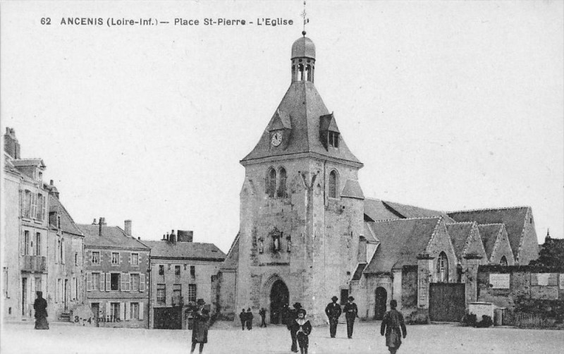 Carte postale ancienne Ancenis Place Saint Pierre Eglise