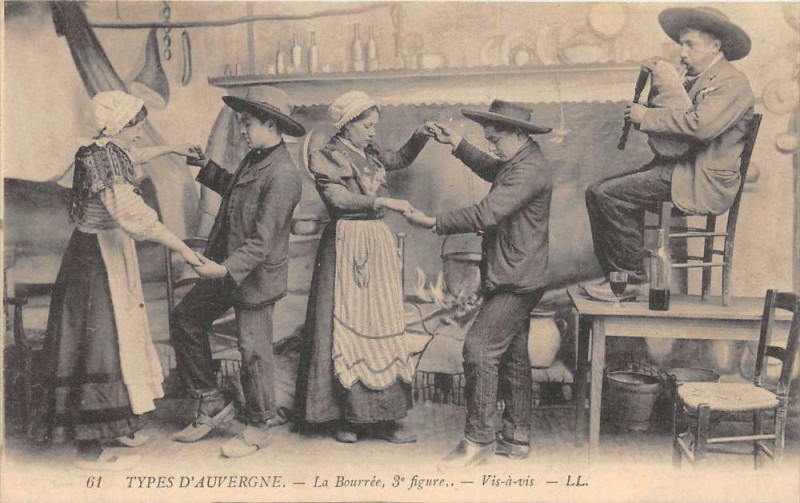 Carte postale ancienne Types D´AUVERGNE La Bourree 3e Figure Vis A Vis