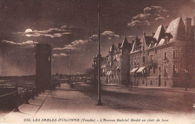Carte postale ancienne Sables D´OLONNE Avenue Gabriel Godet Au Clair De Lune